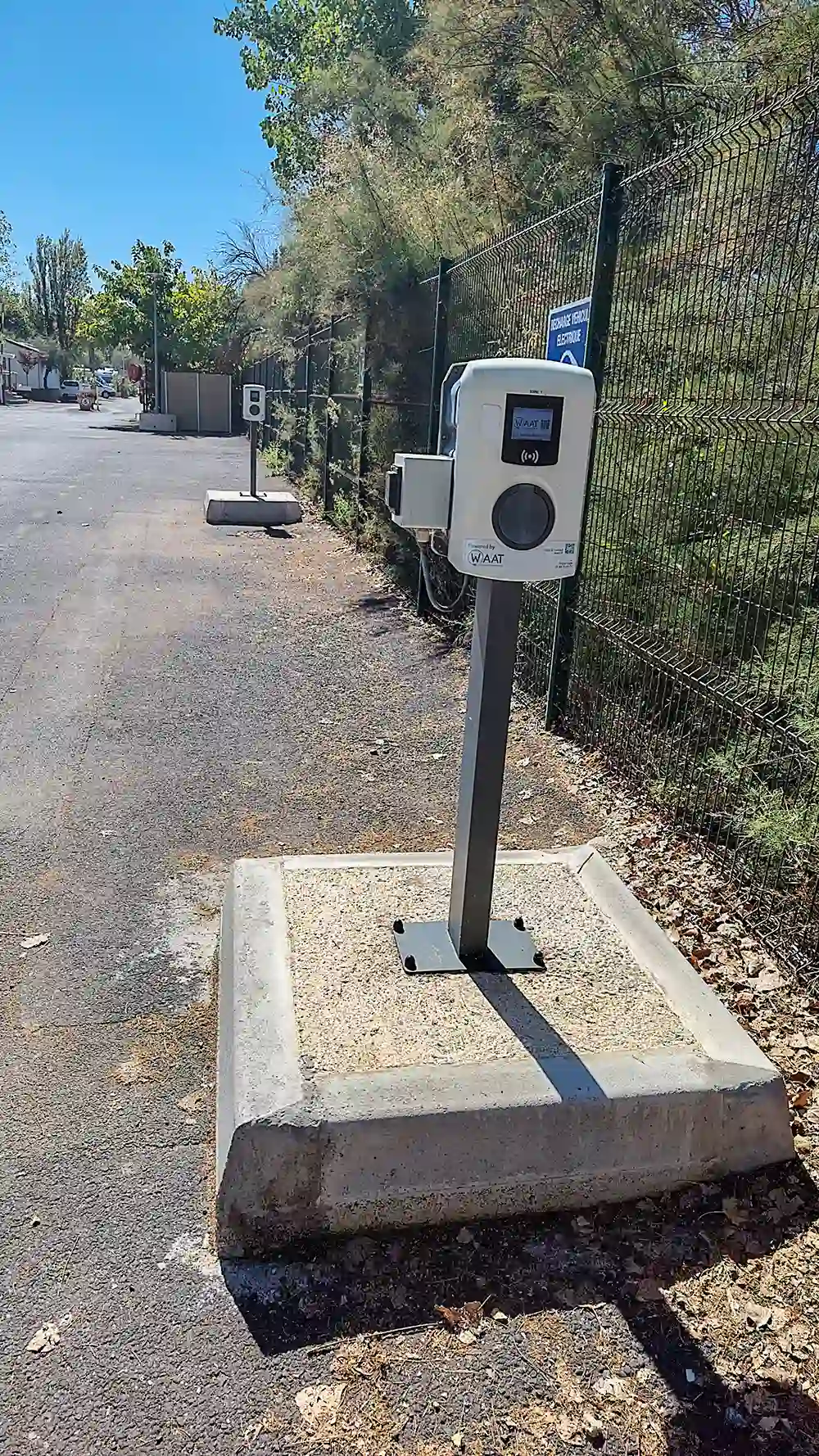 twee elektrische oplaadpunten voor vier auto's op camping la plage