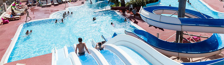 Parc aquatique avec toboggans et piscines au camping à Valras