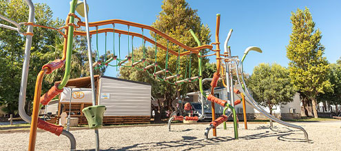 Aire de jeux pour les enfants au camping La Plage et le Bord de Mer