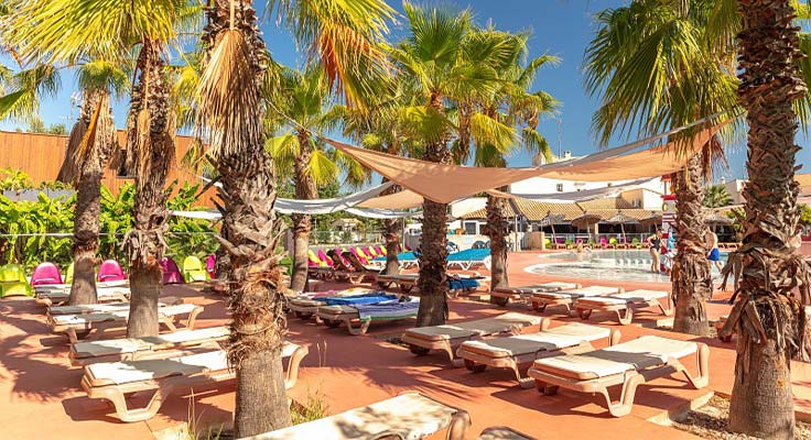 Espace bains de soleil au camping La Plage et le Bord de Mer &agrave; camping La Plage et le Bord de Meralras