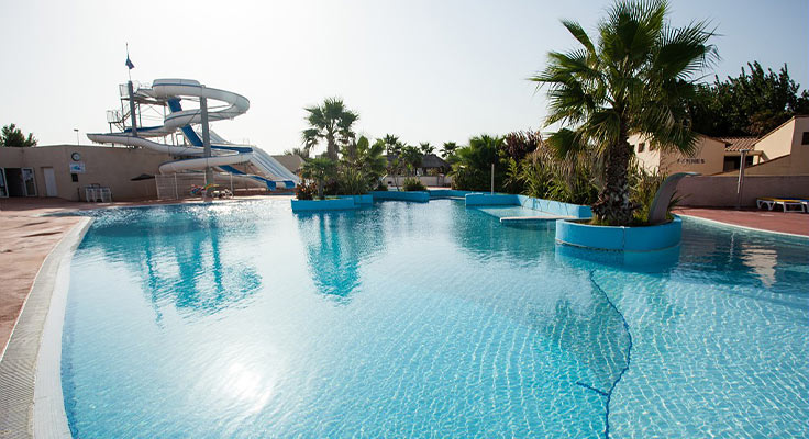 Piscine ext&eacute;rieure chauff&eacute;e au camping &agrave; Valras