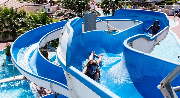 Parc aquatique avec toboggans au camping La Plage et le Bord de Mer &agrave; Valras
