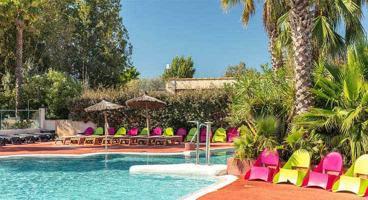 Transats autour de la piscine du camping